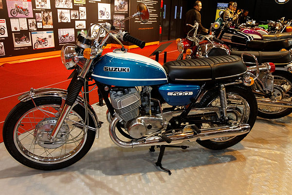 Suzuki T500 at the Salon de la moto 2011 in Paris