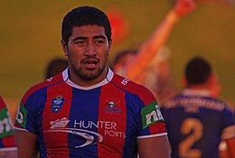 Jugador de frente, con camiseta de rugby.