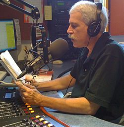 Radiojuontaja: Henkilö, jonka toimenkuva on juontaa radio-ohjelmia