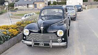 Une belle Peugeot 203 en bord de mer.