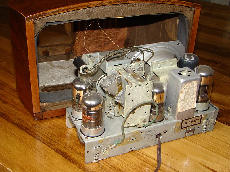 File:Philco radio model PT44 chassis back.jpg