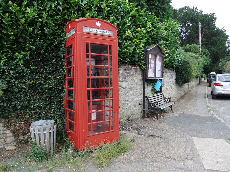 File:PhoneBoxPavenham.JPG