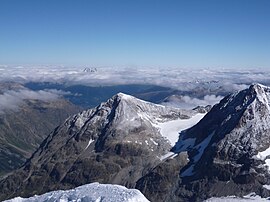 Piz Tschierva vaadatuna lõunast Piz Rosegilt, paremal Piz Morteratsch