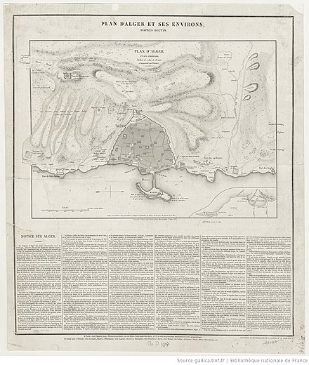 un plano grabado y entintado en negro con sombreado que muestra el puerto, el puerto y el casco antiguo de Argel en 1808