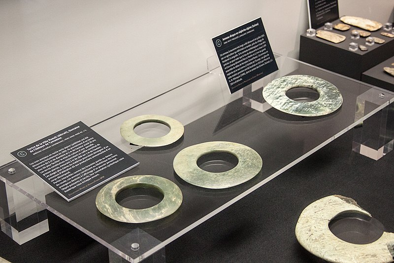 File:Polished stone rings, Musée de Préhistoire, Carnac, 2019-09-05.jpg