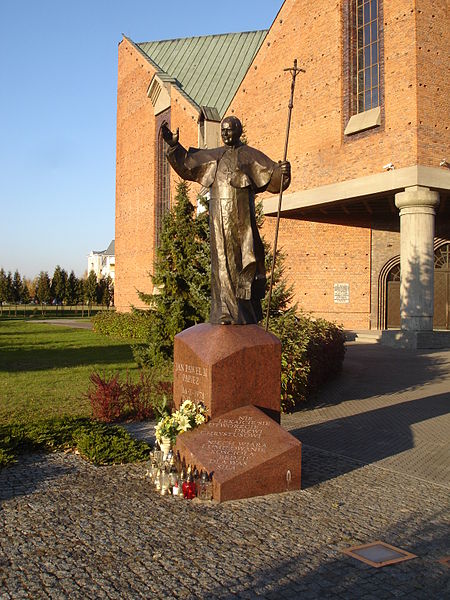 File:Pomnik Papieża w Lesznie.JPG