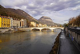 Pont de la citadelle avec le quartier Saint-Laurent et le Mont Saint-Eynard