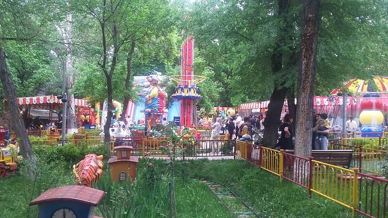 File:Poplavok park in Yerevan 06.jpg