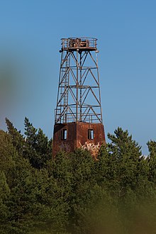 Pozostałości konstrukcji latarni morskiej Góra Szwedów.jpg