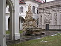 Vue de l'intérieur de la cour de la Sainte Maison depuis l'ouest ;  ici, cependant, vous pouvez voir la fontaine de la résurrection du Christ