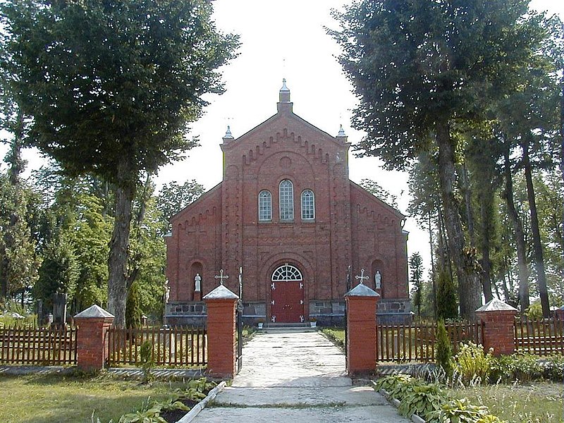 File:Pustiņas katoļu baznīca Robežniekos 2002-08-11.jpg