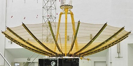 Relay communication antenna with 4.2 m aperture on Queqiao