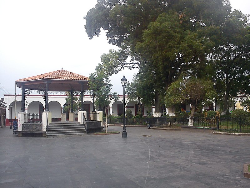 File:Quiosco y parque de Tlalmanalco.jpg