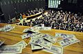 File:Réplicas de notas de 100 dólares no plenário da Câmara dos Deputados.jpg