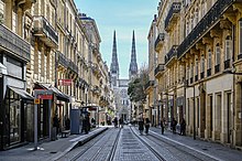 Bürgerhäuser im Viertel Hôtel de Ville, im Hintergrund das Nordportal der Kathedrale