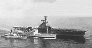 RFA Orangeleaf (A80) yonilg'i quyish USS Shangri-La (CVA-38) va Carlo Martgottini (F595) c1967.jpg