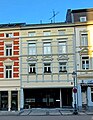 Geschäftsgebäude und Wohnhaus, nur Fassade und vordere Dachfläche