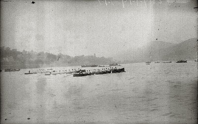 File:Regatas de traineras. Bandera de la Concha (4 de 18) - Fondo Car-Kutxa Fototeka.jpg