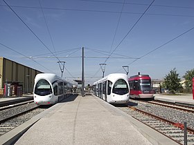 Deux rames de T3 en terminus et une rame de Rhônexpress provenant de Gare de Lyon-Saint-Exupéry TGV