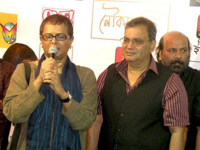 Rituparno Ghosh (left) with Subhash Ghai (right) and Debojyoti Mishra (behind) at the audio release of Noukadubi