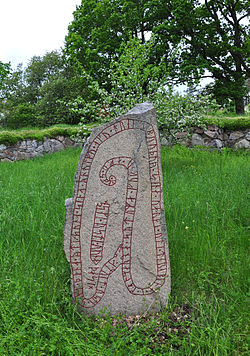 Sö 333. Ruinen efter Ärja ödekyrka syns i bakgrunden.