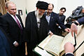 پوتین درحال هدیه دادن کتاب قدیمی قرآن به علی خامنه‌ای