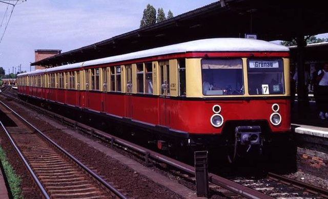 Some Type 477 trains, built before World War II, remained in service until the early 21st century.