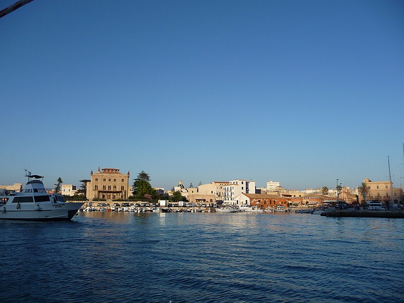 File:Sailing in sicily, Isola Favignana - panoramio (2).jpg