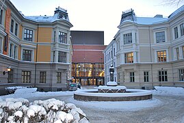 Sehesteds plass, med Det Norske Teatret i enden. Foto: Helge Høifødt
