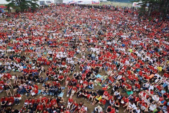 Thousands people. 10000 Человек на фото. 10000 Людей в одном месте. People jpg. Above ten Thousand people.