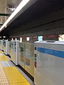 品川駅方向的月台門。與淺草線的不同，使用藍色色帶。