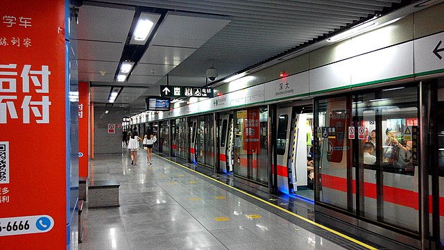 Train at Shenzhen University station