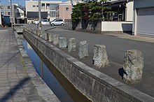 福井県福井市を流れる芝原用水（芝原上水）。石垣に用いられていたり用水脇に設置されているのは笏谷石。 （福井市、北緯36度4分6.64秒 東経136度13分49.67秒﻿ / ﻿北緯36.0685111度 東経136.2304639度﻿ / 36.0685111; 136.2304639﻿ (福井市を流れる芝原用水2)）