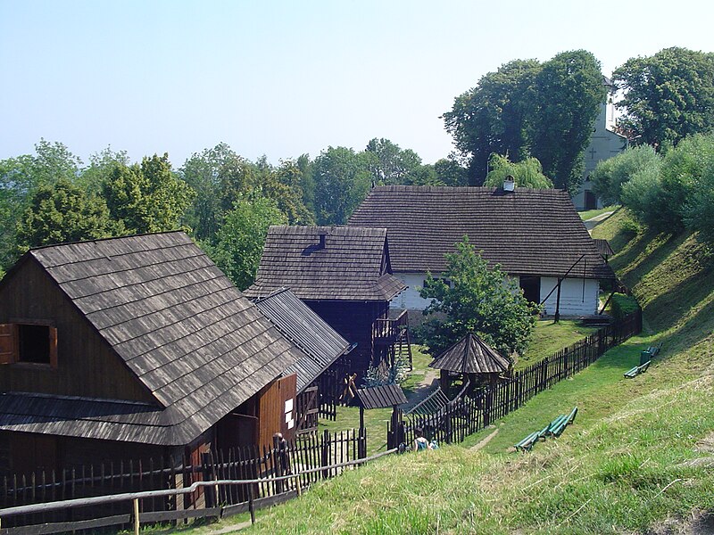 File:Skansen Dobczyce.JPG