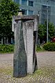 Skulptur in der Bismarckstraße vor dem Vommerzbankgebäude