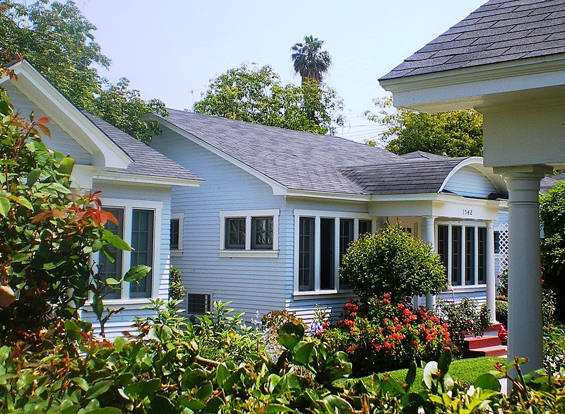 File:St. Andrews Bungalow Court, Los Angeles.JPG