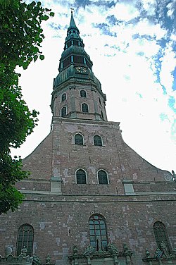 Cerkev sv. Petra s stolpom stolne cerkve zadaj