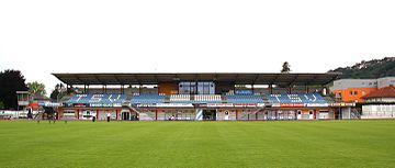 File:Stadion_Hartberg_Haupttribüne.jpg