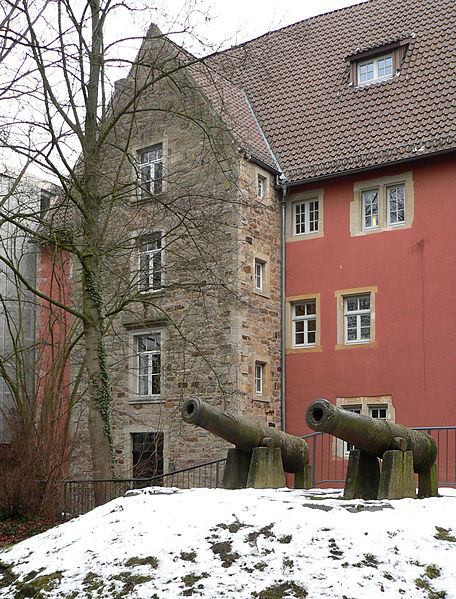 File:Stadtbefestigung Rinteln Eulenburg Kanonen.jpg