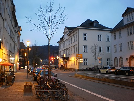 Stadtbibliothek Marburg mit Spiegelslustturm (Abend) von Ketzerbach Richtung E-Kirche 2016-04-03