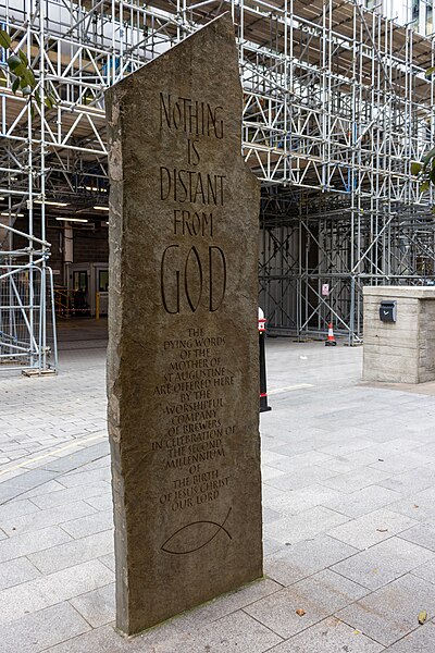 File:Standing stone by Richard Kindersley, Aldermanbury Square.jpg