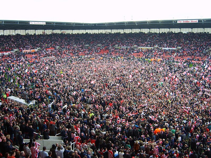 9/19/2002 - Fans attack Tom Gamboa 