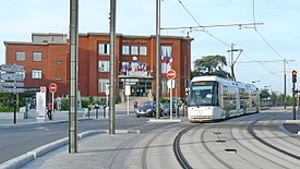 A prefeitura de Pierrefitte em 2013, com a tramway, que serve a cidade desde o verão de 2013.