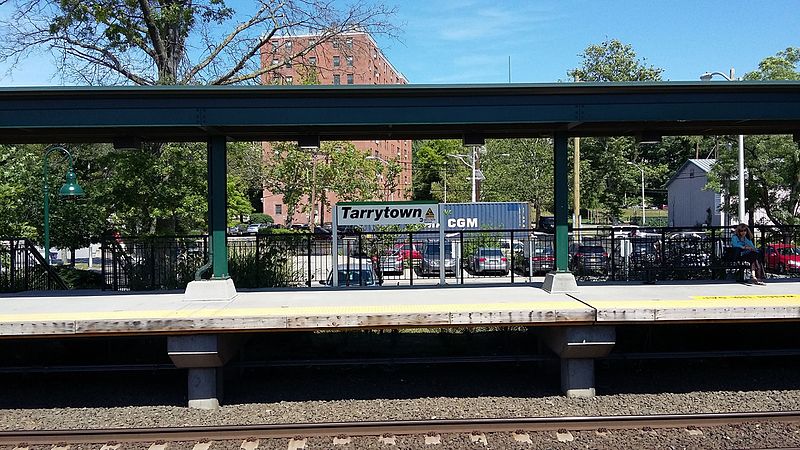 File:Tarrytown train station sign, side platform.jpg