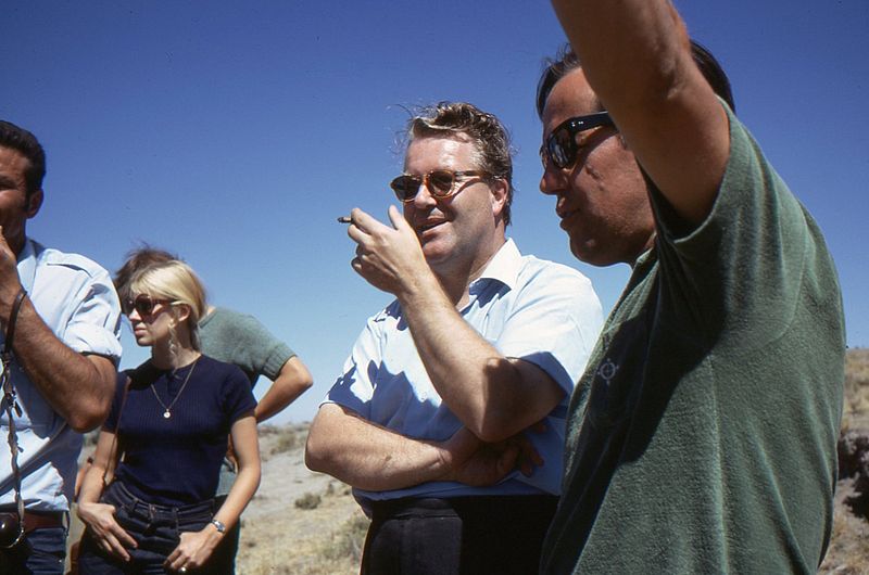 File:The British archaeologist James Mellaart in the middle smoking a cigarette.jpg