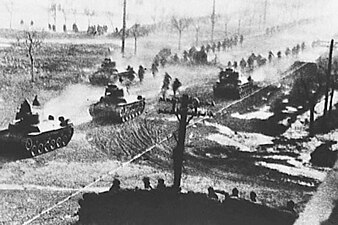東北野戰軍在九七式中戰車的掩護下向瀋陽沿線進攻