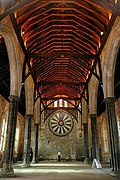 Groot saal van Winchester Kasteel. Volgens legendes is die ronde tafel in die saal deur Koning Artus gebruik.