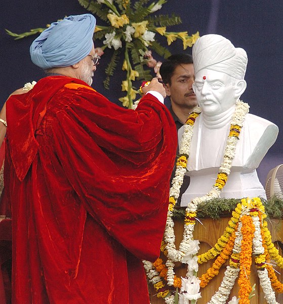 File:The Prime Minister, Dr. Manmohan Singh garlanding to the bust of Pt. Madan Mohan Malviya Statue the founder of Banaras Hindu University, in Varanasi on March 15, 2008.jpg