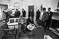Борман (у средини) у Овалној соби током разговора председника Никсона са посадом Апола 11, 1969. године