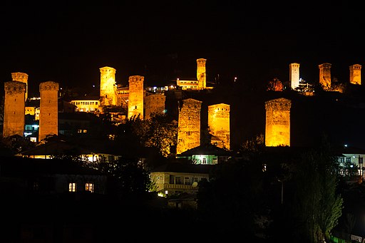 Turmhäuser in Mestia (Hauptstadt Swanetiens; Georgien). The town of Mestia. Night